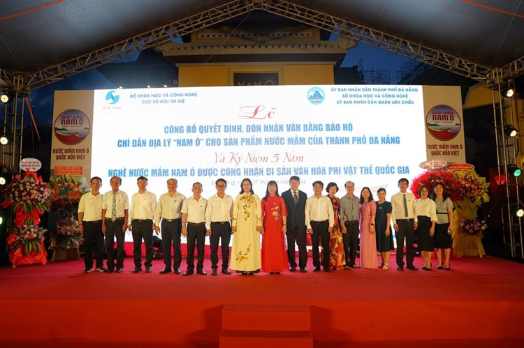 ĐÀ NẴNG TỔ CHỨC LỄ CÔNG BỐ QUYẾT ĐỊNH, ĐÓN NHẬN VĂN BẰNG BẢO HỘ CHỈ DẪN ĐỊA LÝ “NAM Ô” CHO SẢN PHẨM NƯỚC MẮM VÀ KỶ NIỆM 5 NĂM NGHỀ LÀM NƯỚC MẮM NAM Ô ĐƯỢC CÔNG NHẬN DI SẢN VĂN HÓA PHI VẬT THỂ QUỐC GIA