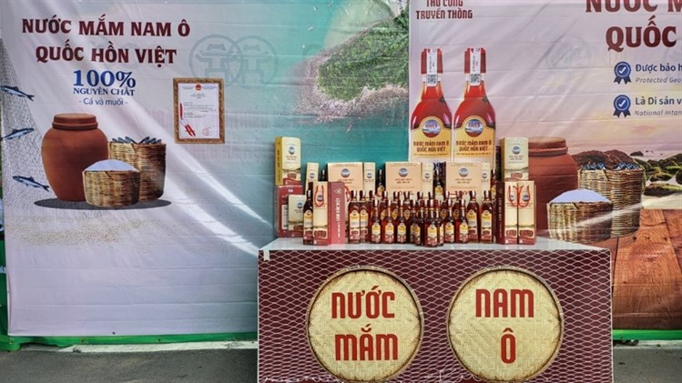 Quảng bá, giới thiệu sản phẩm nước mắm Nam Ô đã được bảo hộ chỉ dẫn địa lý tại Lễ hội Sen Hà Nội 2024